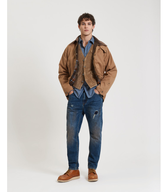 GRANT carrot fit jeans in vintage wash with patch