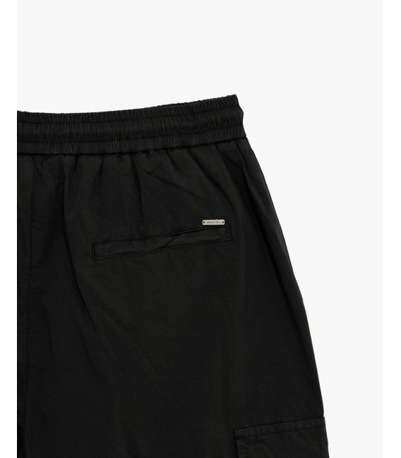 Pantaloni cargo con laccio