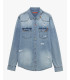 Camicia in denim con lavaggio chiaro e dettagli distressed