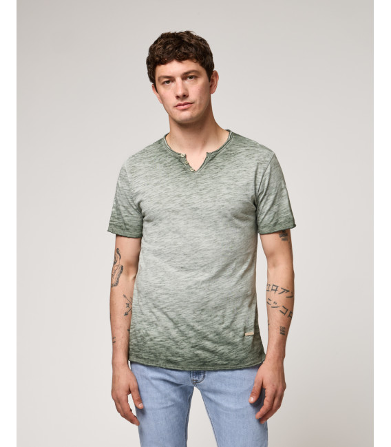 Moroccan neck t-shirt with buttons