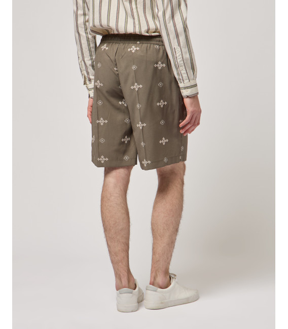 Bermuda shorts with embroyderies