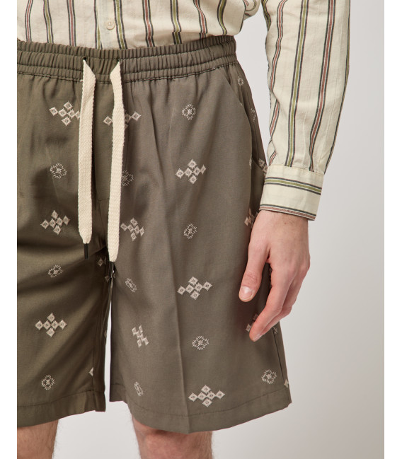 Bermuda shorts with embroyderies