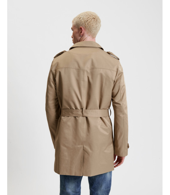 Waterproof trenchoat with detachable padding