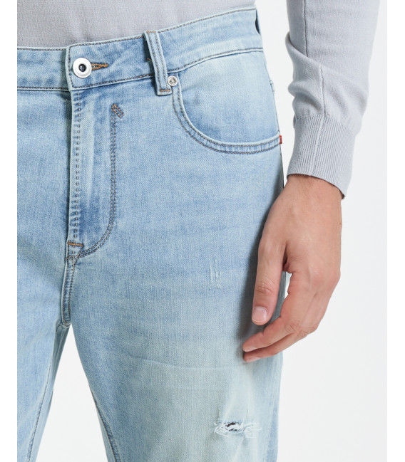 MIKE95 carrot fit medium wash jeans with scratches