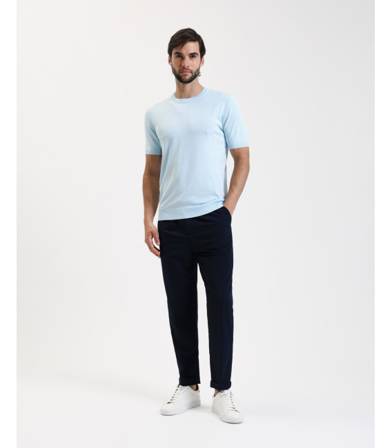 Pantaloni relaxed fit con pinces e chiusura con bottone sul fondo