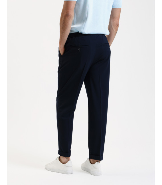 Pantaloni relaxed fit con pinces e chiusura con bottone sul fondo