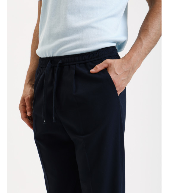 Pantaloni relaxed fit con pinces e chiusura con bottone sul fondo