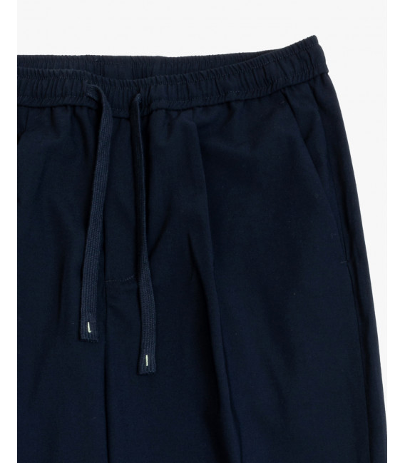 Pantaloni relaxed fit con pinces e chiusura con bottone sul fondo