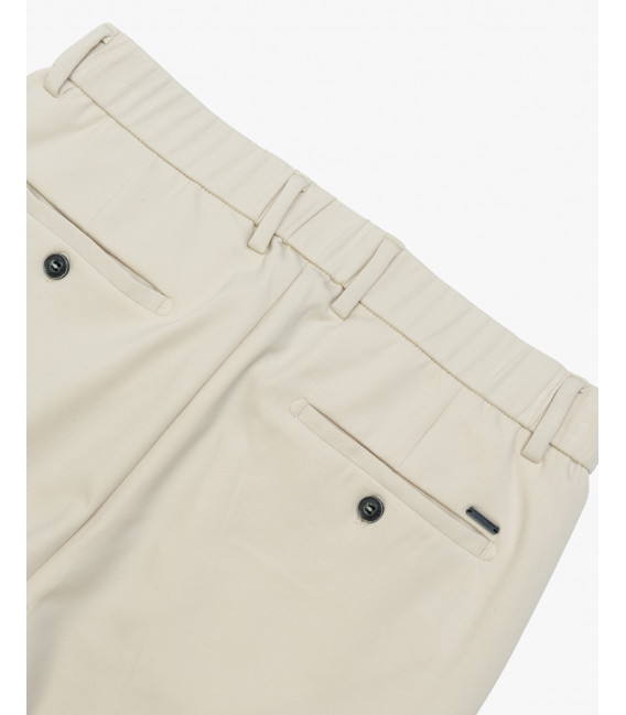 Pantaloni carrot fit con vita elasticizzata