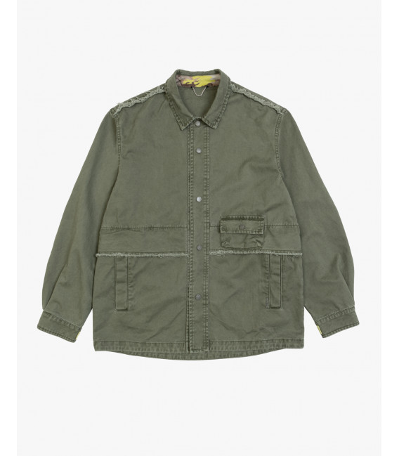 Overshirt stile militare con dettagli sfrangiati e tasche multiple.