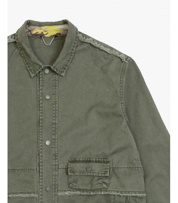 Overshirt stile militare con dettagli sfrangiati e tasche multiple.