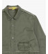 Overshirt stile militare con dettagli sfrangiati e tasche multiple.