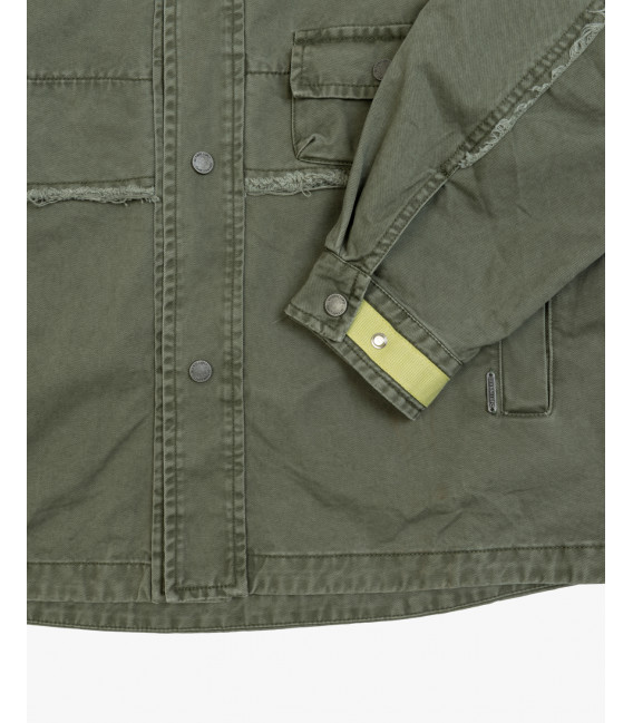 Overshirt stile militare con dettagli sfrangiati e tasche multiple.