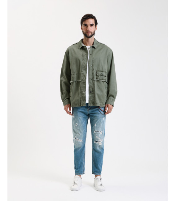 Overshirt stile militare con dettagli sfrangiati e tasche multiple.