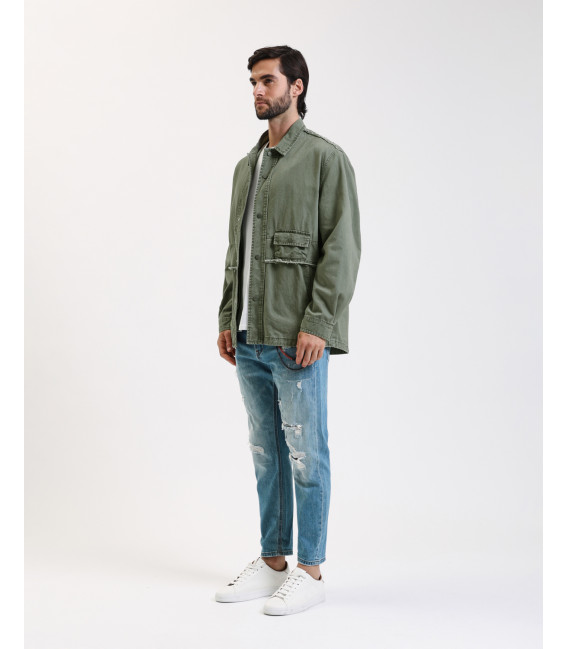 Overshirt stile militare con dettagli sfrangiati e tasche multiple.