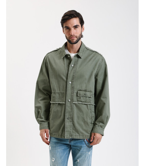 Overshirt stile militare con dettagli sfrangiati e tasche multiple.