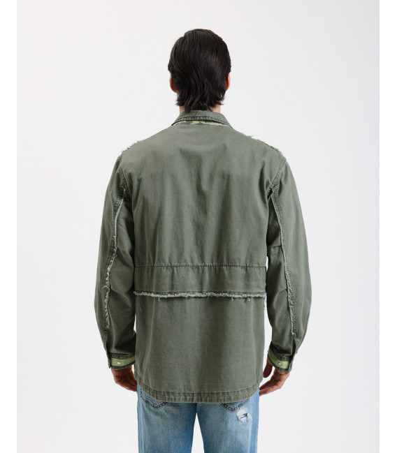 Overshirt stile militare con dettagli sfrangiati e tasche multiple.