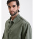 Overshirt stile militare con dettagli sfrangiati e tasche multiple.