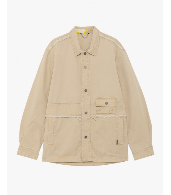 Overshirt stile militare con dettagli sfrangiati e tasche multiple.