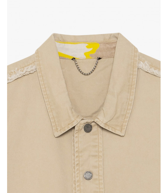 Overshirt stile militare con dettagli sfrangiati e tasche multiple.
