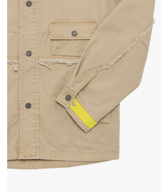 Overshirt stile militare con dettagli sfrangiati e tasche multiple.
