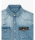 Camicia denim con patch e schizzi di vernice