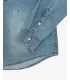 Camicia denim con patch e schizzi di vernice