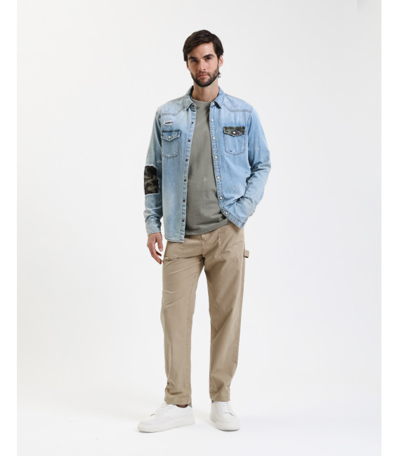 Camicia denim con patch e schizzi di vernice