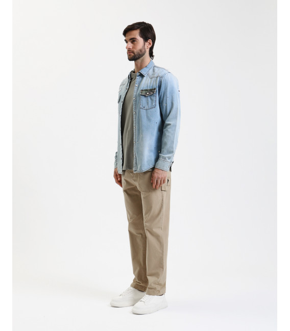 Camicia denim con patch e schizzi di vernice
