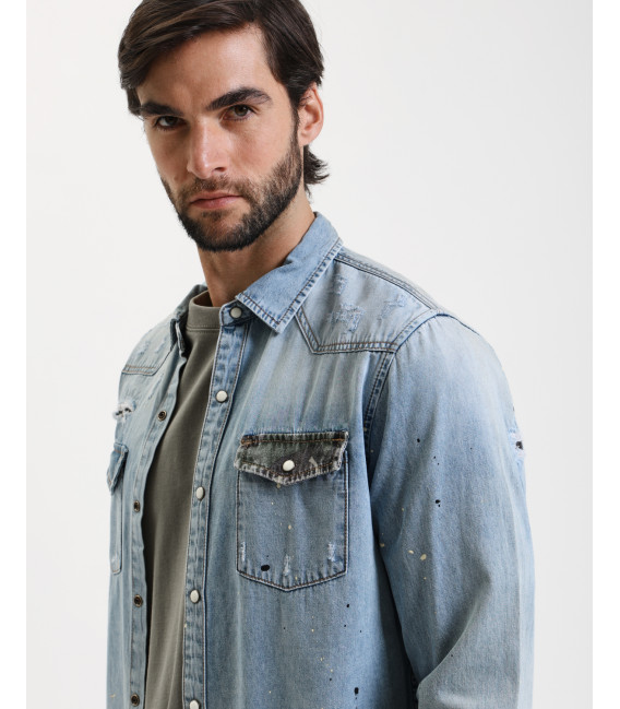 Camicia denim con patch e schizzi di vernice