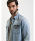 Camicia denim con patch e schizzi di vernice
