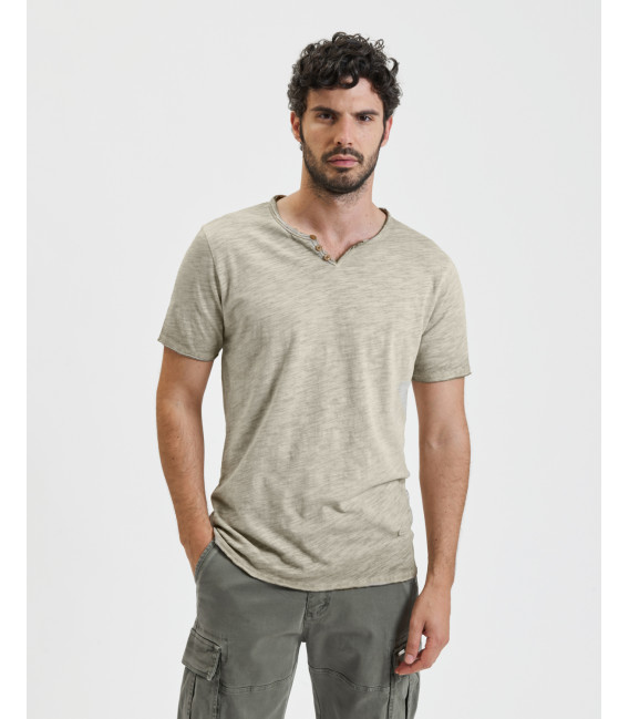 Moroccan neck t-shirt with buttons
