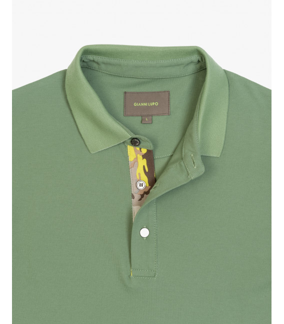 Piquet polo with patterned undercollar
