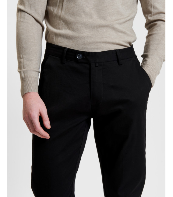 Basic chinos with sartorial details