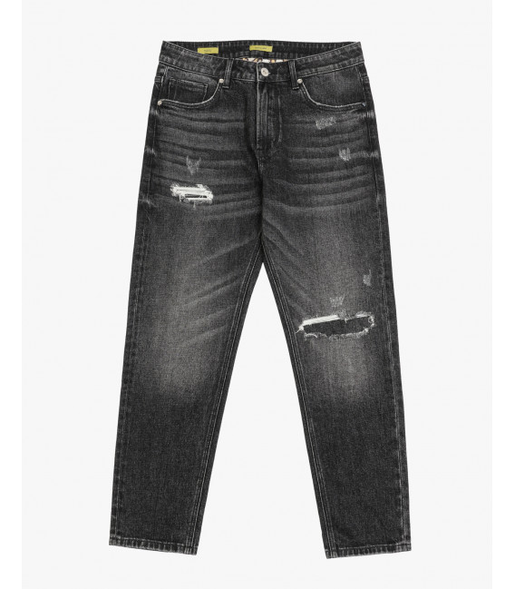 GRANT carrot fit jeans in black with patch