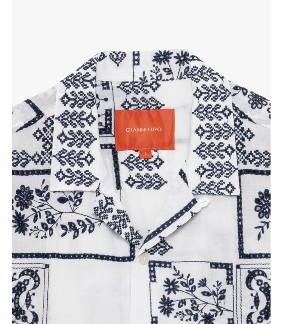 Short-sleeve shirt with embroidered pattern
