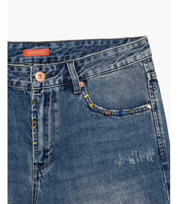 Bermuda in denim con lavaggio used e dettagli destroyed