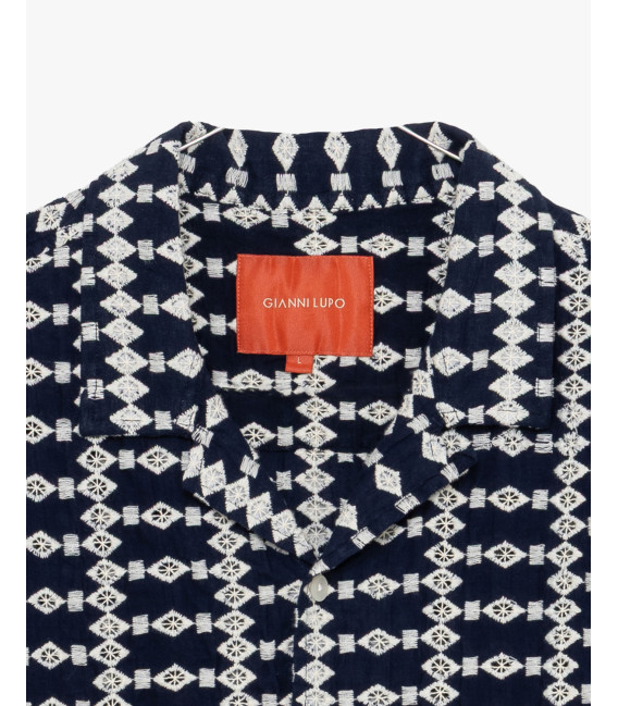 Short-sleeve shirt with embroidered pattern