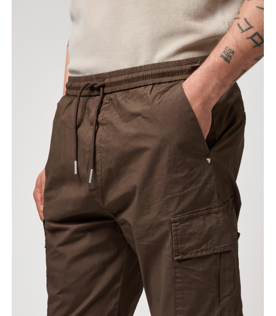 Pantaloni cargo con laccio