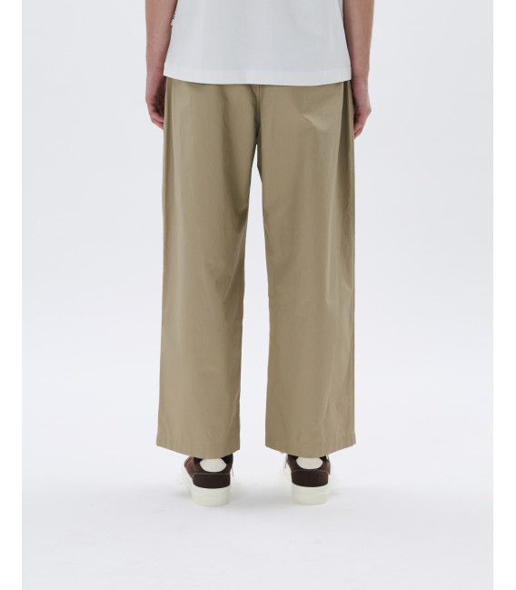 Pantaloni con pince e fibbie laterali