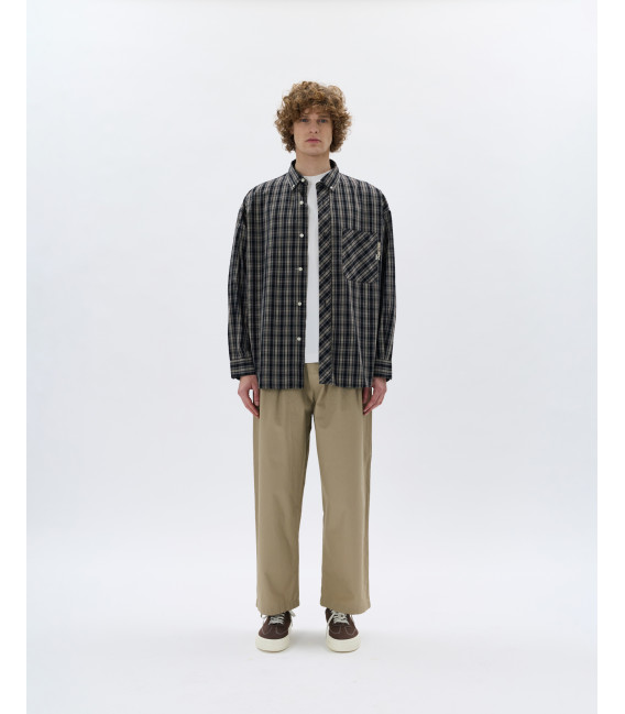 Pantaloni con pince e fibbie laterali