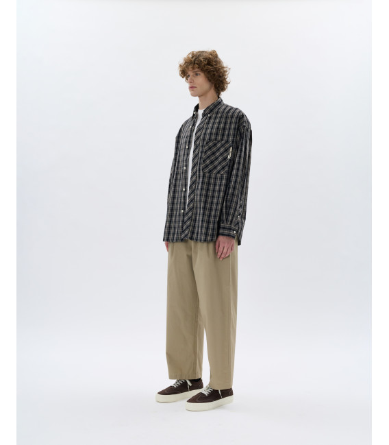 Pantaloni con pince e fibbie laterali