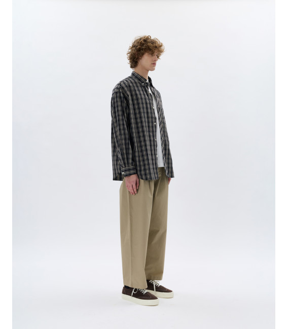 Pantaloni con pince e fibbie laterali