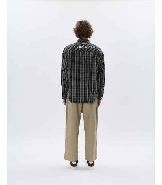 Pantaloni con pince e fibbie laterali