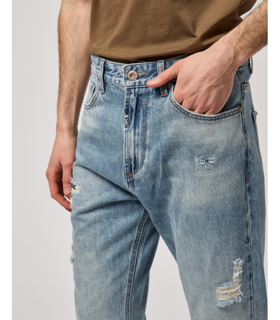 Jeans COOPER carrot fit con lavaggio used e dettagli destroyed