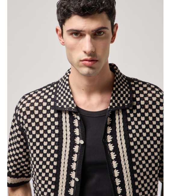 Knit shirt with contrasting pattern