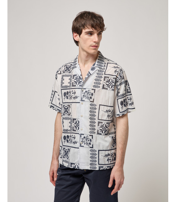 Short-sleeve shirt with embroidered pattern