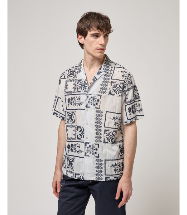 Short-sleeve shirt with embroidered pattern