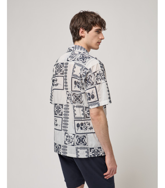 Short-sleeve shirt with embroidered pattern