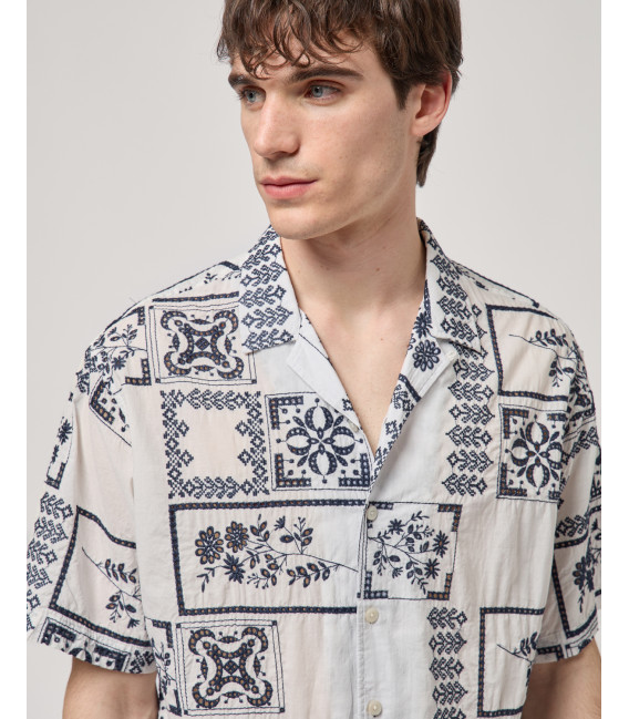 Short-sleeve shirt with embroidered pattern